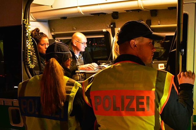 Dieses Foto entstand bei einer gro angelegten Polizeiaktion in Friedlingen.  | Foto: Hannes Lauber