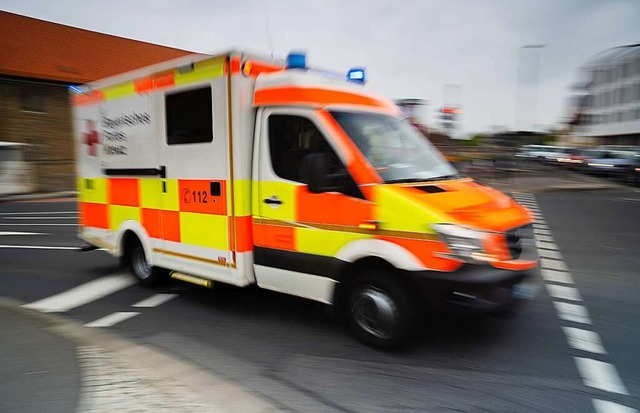 Die schwer verletzte Fugngerin wurde...ein Krankenhaus gebracht. (Symbolbild)  | Foto: Nicolas Armer (dpa)