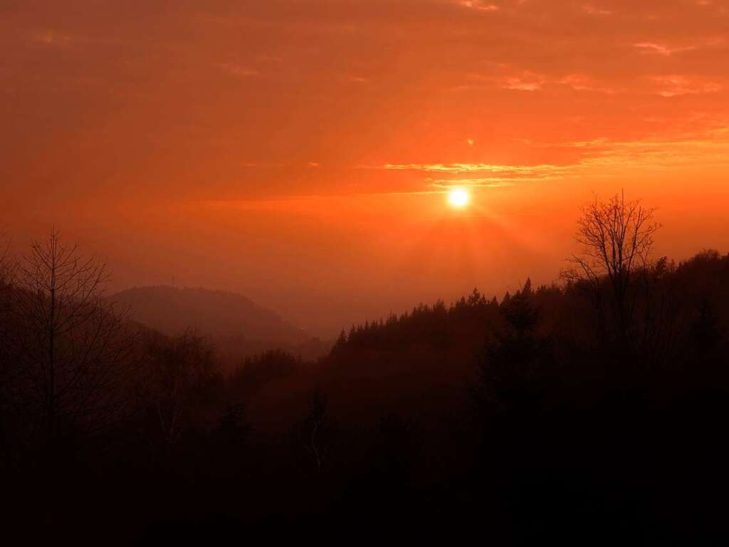 Der Himmel ber Freiamt frbt sich rot, als die Sonne untergeht.