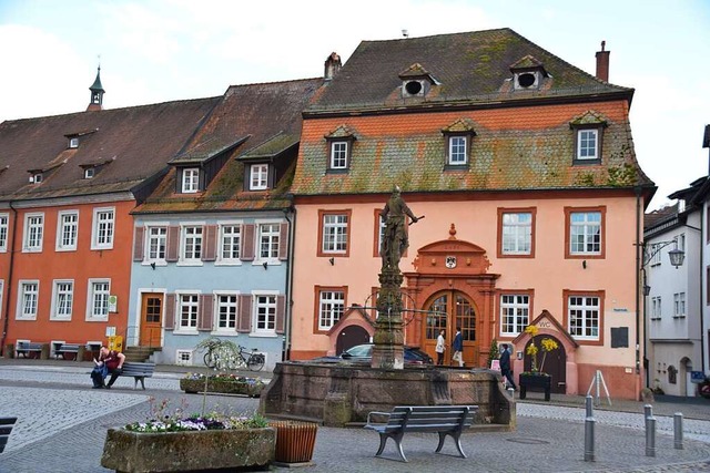 Das gesamte Ensemble mit dem alten Kauf- und Kornhaus (rechts)  | Foto: Hubert Rderer