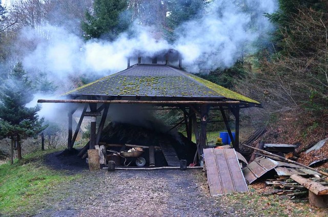 Zu Ostern wird in Mnstertal der alte Kohlenmeiler traditionell angefacht.  | Foto: Gabriele Hennicke