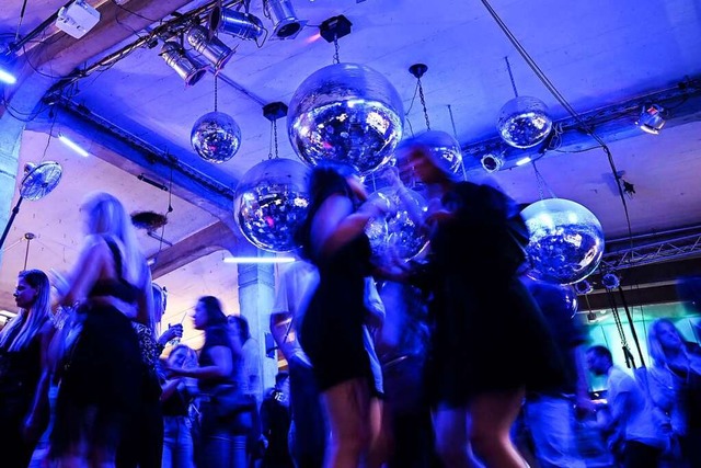 Dutzende Menschen tanzen in einem Club...ganz Baden-Wrttemberg ein Tanzverbot.  | Foto: Felix Kstle (dpa)