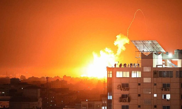 Eine Explosion ist hinter Gebuden nac...non sowie im Gazastreifen angegriffen.  | Foto: Mohammed Talatene (dpa)