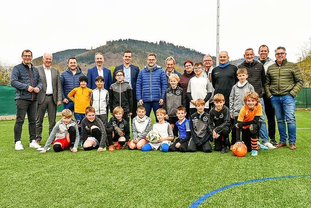 Kinder, Politiker und Sponsoren freuen...en neuen Bolzplatz beim SV Oberweier.   | Foto: Endrik Baublies