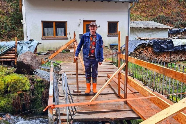 Bernd Wissner steht an seiner vllig d... dem Wohnhaus zum Liegen gekommen ist.  | Foto: Gerald Nill