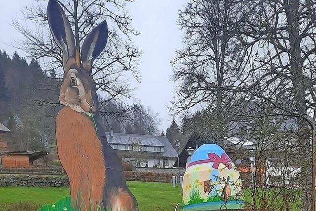 Riesen-Osterei im Park