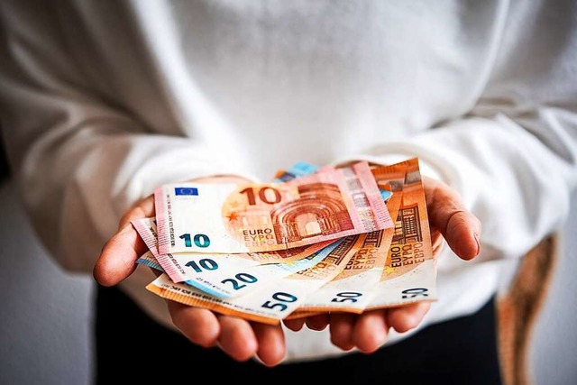 Wer Geld ziemlich sicher anlegen will, bekommt nun wieder Zinsen.   | Foto: Zacharie Scheurer (dpa)