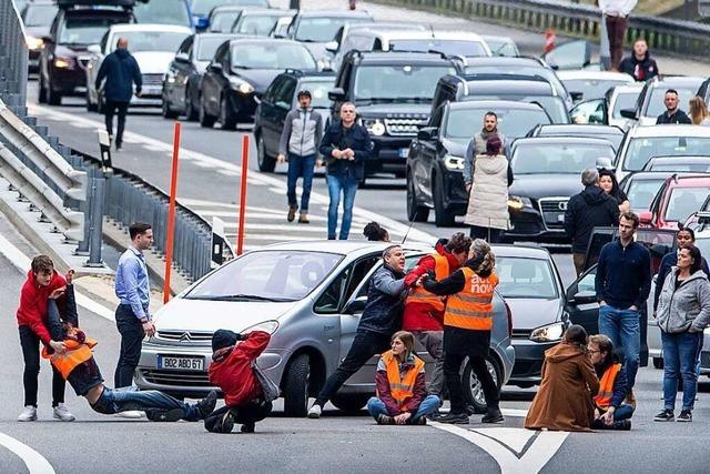 Klimaaktivisten kleben sich auf der Autobahn vor dem Gotthardtunnel fest
