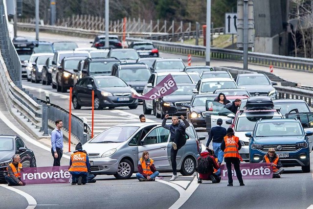 &#8222;Renovate Switzerland&#8220; nen...d-Autobahn der Schweiz  blockiert hat.  | Foto: Urs Flueeler (dpa)