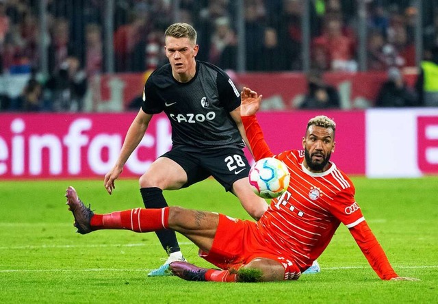 Eric Maxim Choupo-Moting (rechts), hier gegen Matthias Ginter, fllt aus.  | Foto: Sven Hoppe (dpa)