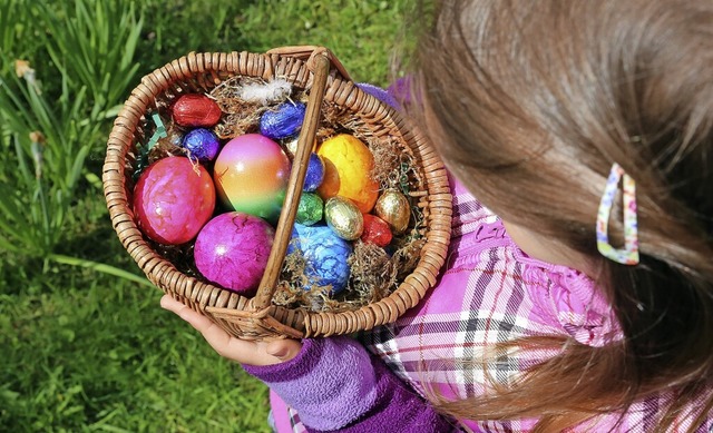 Fr viele Familien gehrt zum Osterfest das  Ostereier-Suchen mit den Kindern.  | Foto: Mascha Brichta (dpa)