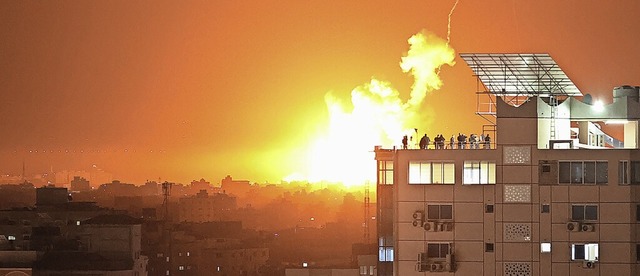 Als Reaktion auf den Raketenbeschuss v...fen angegriffen (hier in Gaza-Stadt).   | Foto: Mohammed Talatene (dpa)