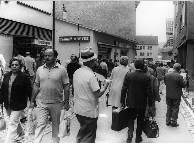 Der Behelfsladen im Jahr 1970 mit gnz... gerade das Kornhaus wieder aufgebaut.  | Foto: Stadtarchiv, M 75-1-K_4_Eisenstrae