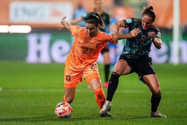 Die  Niederlnderin Damaris Egurrola (...n Sydney Lohmann  kmpfen um den Ball.  | Foto: Marius Becker (dpa)