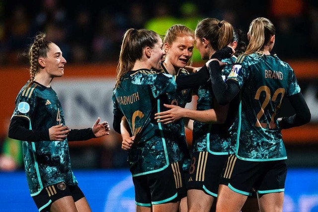 Die Deutschen Sophia Kleinherne (l-r),...zur 1:0 Fhrung gegen die Niederlande.  | Foto: Marius Becker (dpa)