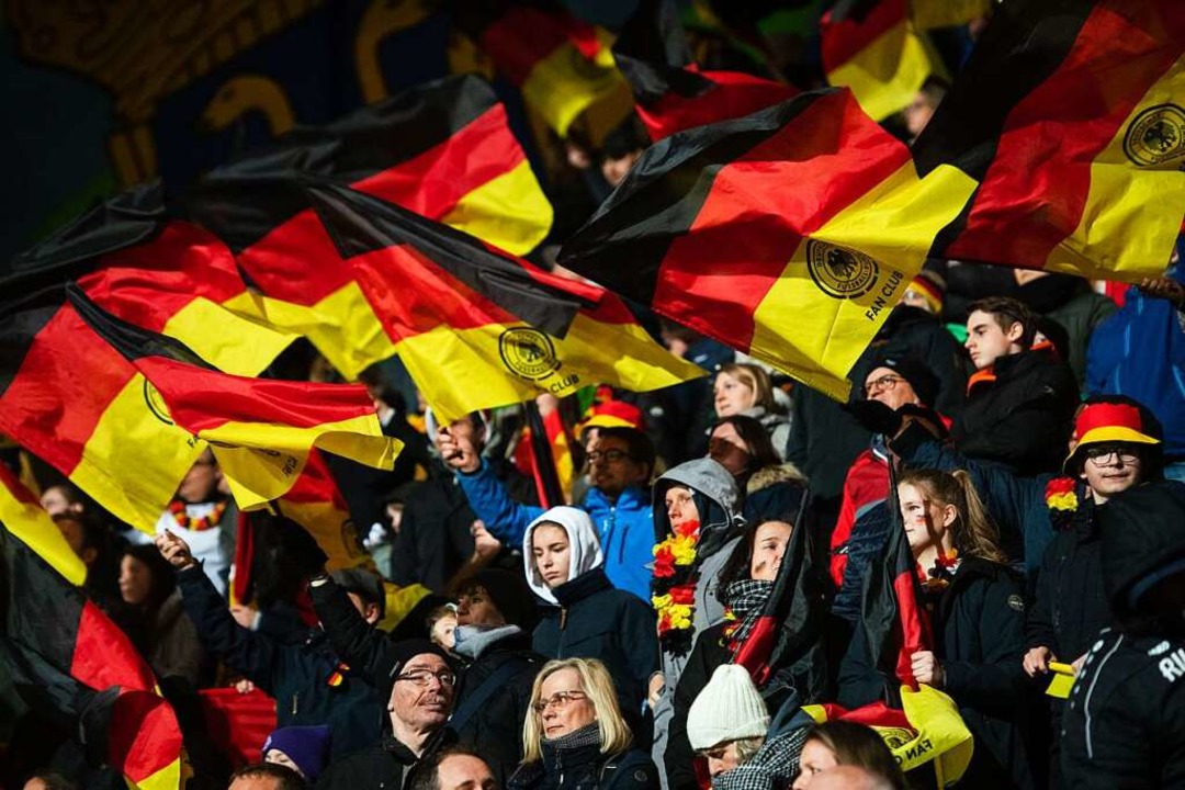 Deutsche Fans beim Frauen-Länderspiel in Sittard-Geleen.  | Foto: Marius Becker (dpa)