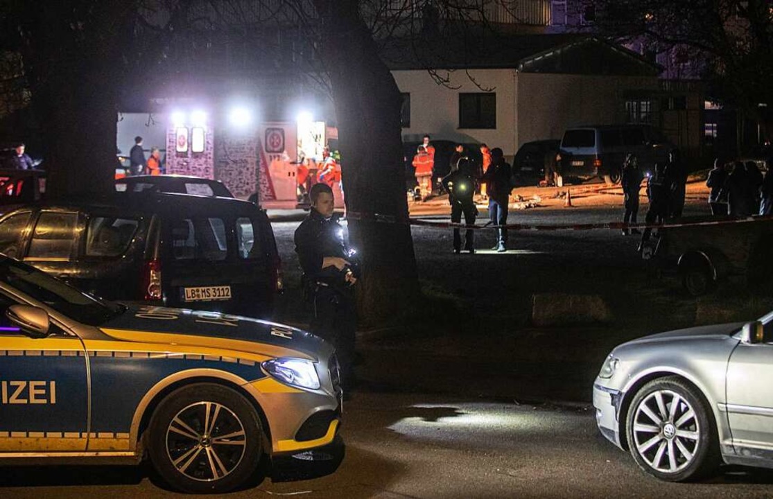 Polizisten suchen nach Spuren am Tatort. in Asperg (Kreis Ludwigsburg).  | Foto: Simon Adomat (dpa)