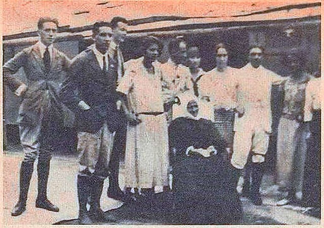 Amalie Weinmann mit Besuchern des Anwesens Knoche im Jahr 1925  | Foto: Silvan Meyer