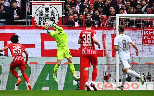 Mark Flekken hlt den SC Freiburg mit Top-Paraden gegen Bayern Mnchen im Spiel.  | Foto: Achim Keller