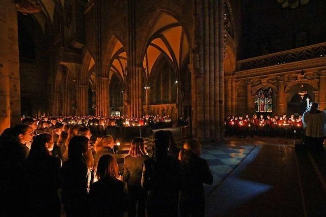 Stimmungsvolle Osternacht im Kerzenschein des Freiburger Münsters