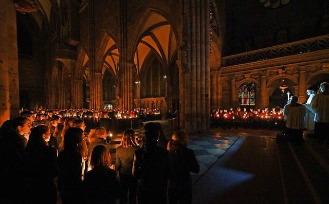 Ausschlielich von Kerzen erleuchtet w... Mnster bei der Feier der Osternacht.  | Foto: Michael Bamberger