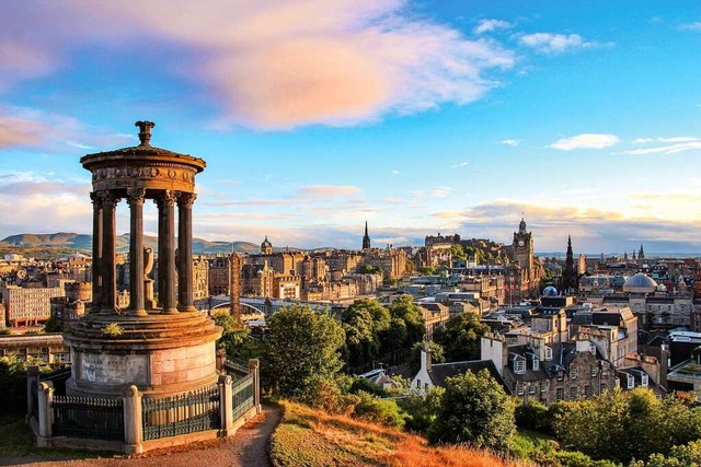 Vom Calton Hill aus bietet sich ein at...er Edinburghund die umliegenden Hgel.  | Foto: Shutterstock