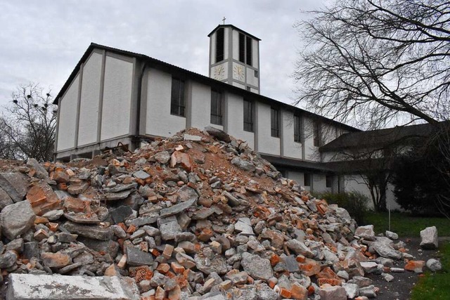Groe Schutthaufen trmen sich vor der Christuskirche.  | Foto: Thomas Loisl Mink