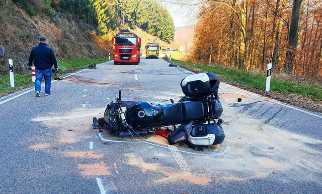 Das Motorrad eines 16-Jhrigen schlitt...weiteres Bike (vorne) und brannte aus.  | Foto: Johannes Lemmer / EinsatzReport24