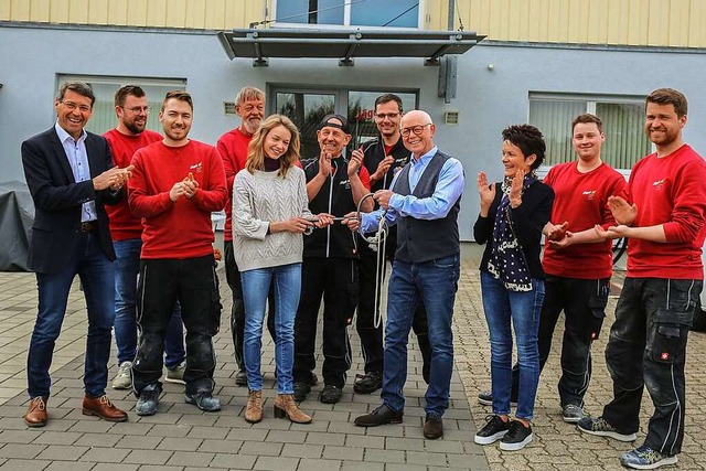 Schlsselbergabe an die nchste Gener...beitern und Brgermeister Bruno Metz.   | Foto: Sandra Decoux