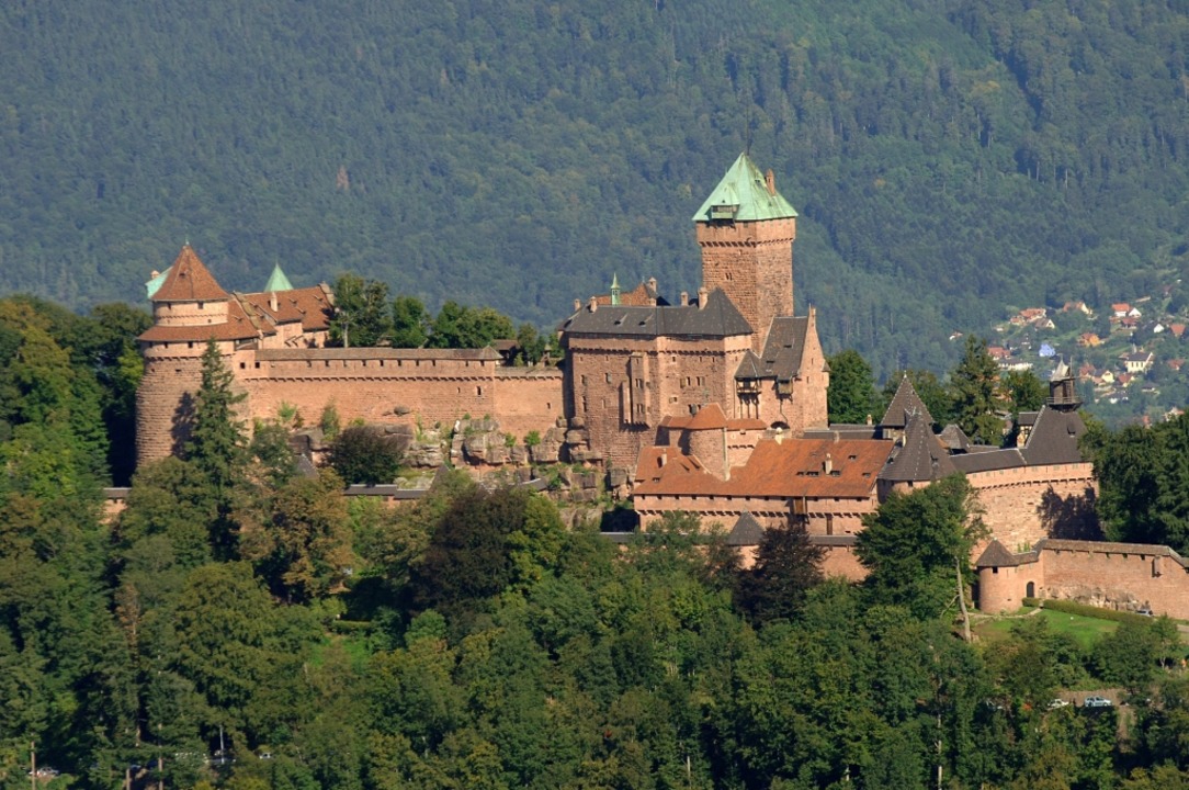 Die Hohkönigsburg im Elsass zählt zu den bekanntesten Burgen Frankreichs.  | Foto: Château du Haut-Koenigsbourg