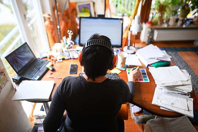 Grenzgnger, die zuhause im Homeoffice...ozialversicherung und Steuer beachten.  | Foto: Sebastian Gollnow (dpa)