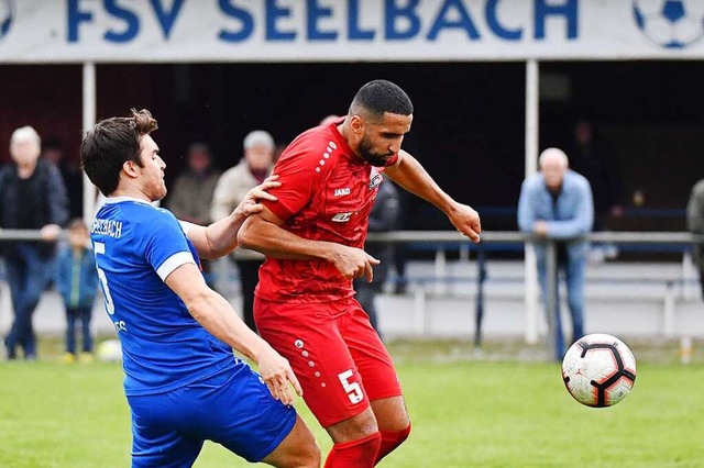 FSV-Akteur Maximilian Fries (links) ko...n Schritt zu spt gegen Miloud Maalmi.  | Foto: Wolfgang Knstle