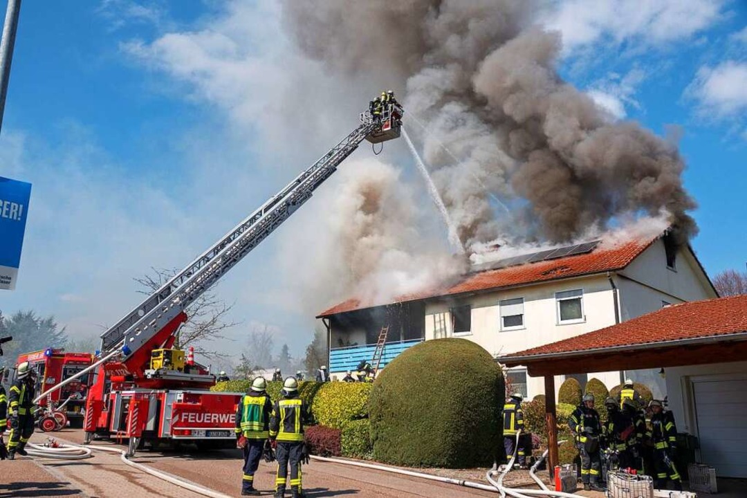 Das Ehepaar war auf den Balkon geflch...er sich bei dem Feuer zugezogen hatte.  | Foto: Christina Huler / EinsatzReport24