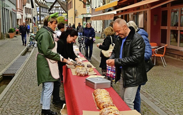 Offensichtlich gute Laune herrschte beim Osterzopfverkauf der AG Lammstrae.   | Foto: Dieter Erggelet