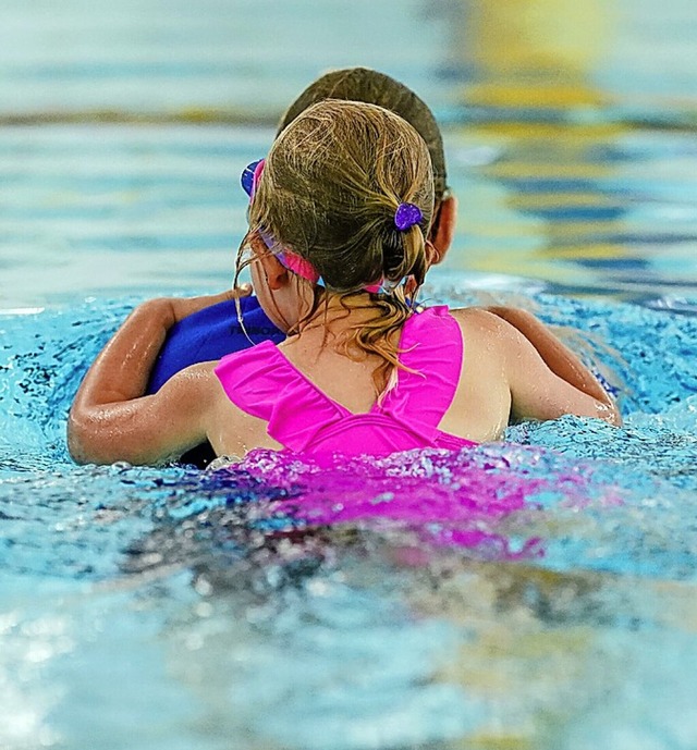 Bei der DLRG in St. Peter lernen nicht nur Kinder das Schwimmen.  | Foto: Uwe Anspach (dpa)