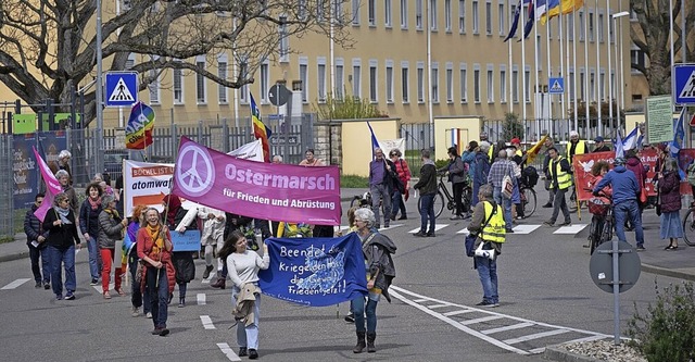 Rund 100 Teilnehmerinnen und Teilnehme... des Friedensrates Markgrflerland an.  | Foto: Volker Mnch