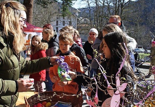 Nach der lustigen Ostereiersuche gab es als Belohnung ein ses Prsent.  | Foto: Andreas Bhm