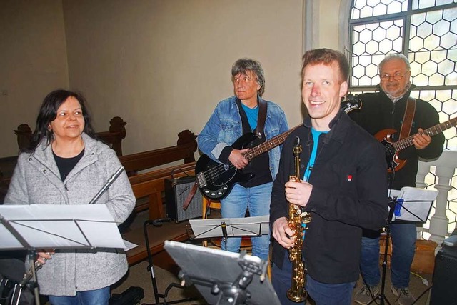 Andreas Vetter (vorne) komponierte nic...ie auch instrumental und sang im Chor.  | Foto: Ilona Hge