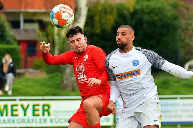 Auggens Kaan Boz (links) im Kopfballdu...zlingens Abwehrspieler Yannick Lawson.  | Foto: Daniel Thoma