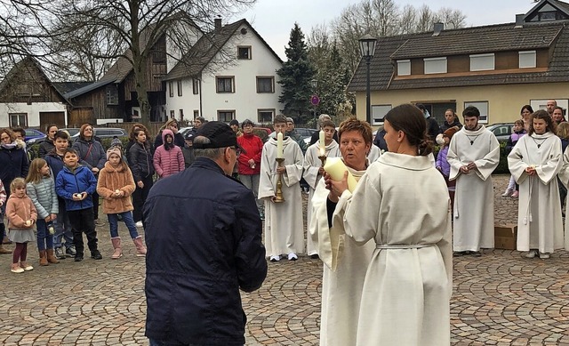 Gemeindereferentin Antonia Hugenschmid... mit den Ministranten die Osterkerze.   | Foto: Rudi Rest