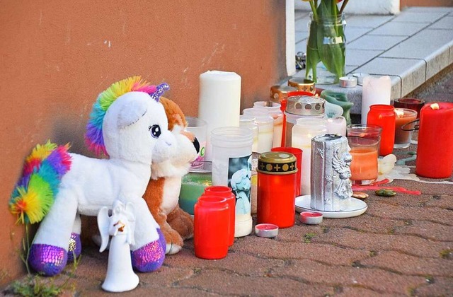 Trauer nach dem Tod zweier Kinder in H...useingang zum Tatort in einer Wohnung.  | Foto: Marco Priebe (dpa)