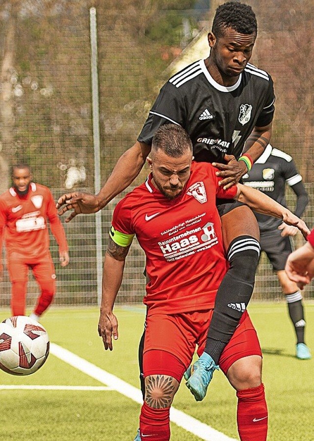 Bemht, aber glcklos:  Ibrahima Camar...apitn Mario Paolillo, der 5:1 gewann.  | Foto: Kreienkamp