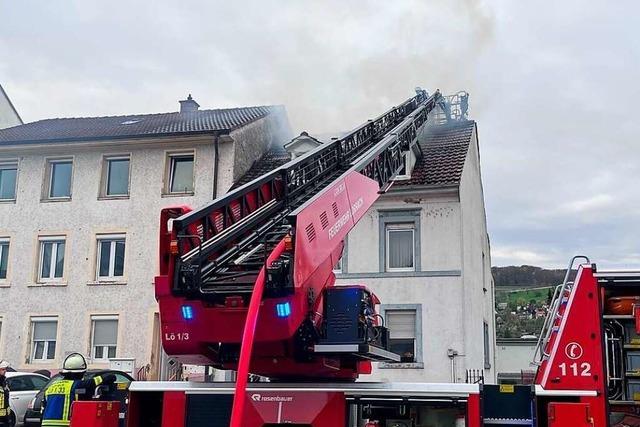 Feuerwehr Lrrach lscht Dachstuhlbrand in der Basler Strae
