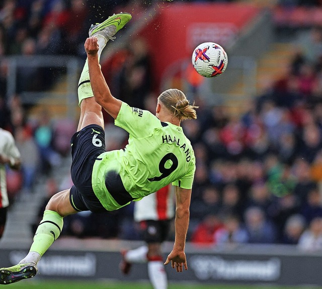 Wie lsst sich Erling Haaland stoppen?...iner Strategie gegen den City-Strmer.  | Foto: ADRIAN DENNIS (AFP)