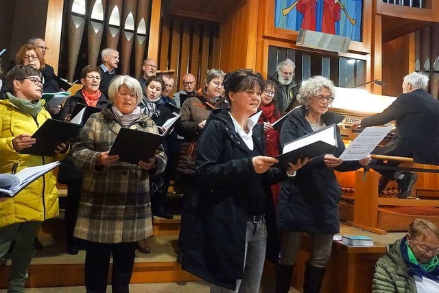 Der Johanneschor Todtnau sang beim fei...er, der selbst den Orgelpart bernahm.  | Foto: Roswitha Frey