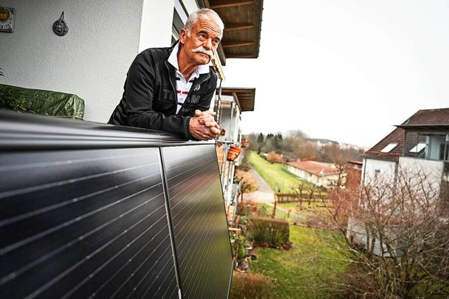 Michael Breuninger steht auf dem Balko...ung, wo Solarpaneelen angebracht sind.  | Foto: Felix Kstle (dpa)