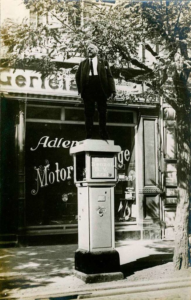 Das historische Foto  zeigt die Tankst...meintlichen Wilhelm-Schnherr-Denkmal.  | Foto: Archiv Manfred Gallo