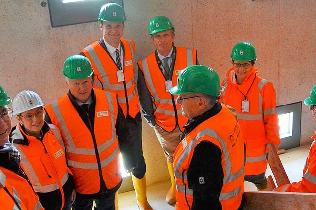 Im Treppenaufgang vom Tunnel ins Tunne...andesministerin Marion Gentges (v.l.).  | Foto: Nikolaus Bayer