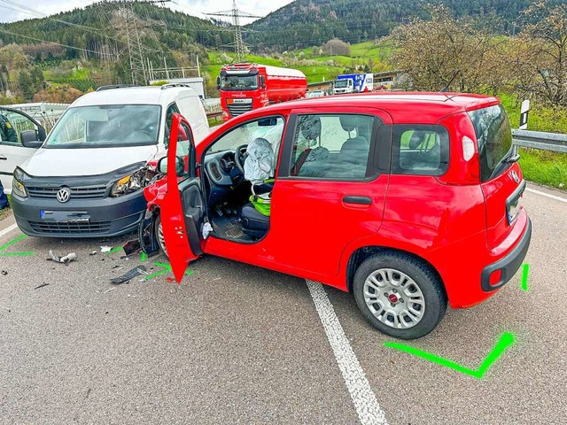 Ein Fiat und ein VW sind bei Haslach i...izei hat die Ermittlungen aufgenommen.  | Foto: Marco Drr Einsatz-Report24
