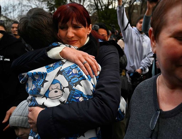 Eine ukrainische Mutter nimmt ihren vo...Sohn nach seiner Rckkehr in die Arme.  | Foto: SERGEI CHUZAVKOV